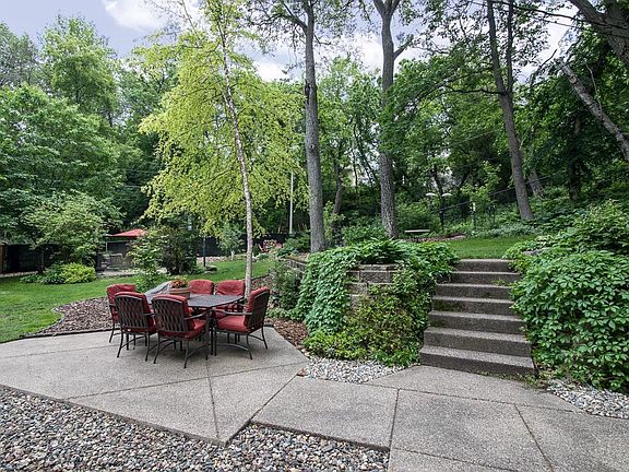2nd image of 13520 Clinton Pl