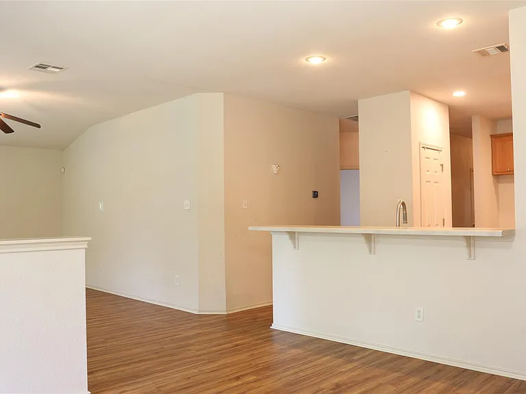1811 W Pflugerville Pkwy — Photo 13