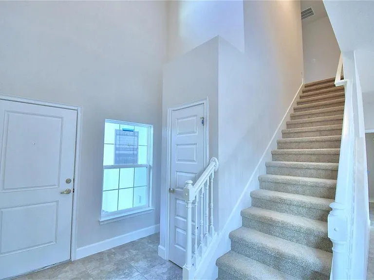 906 Sofia Ln — Photo 5