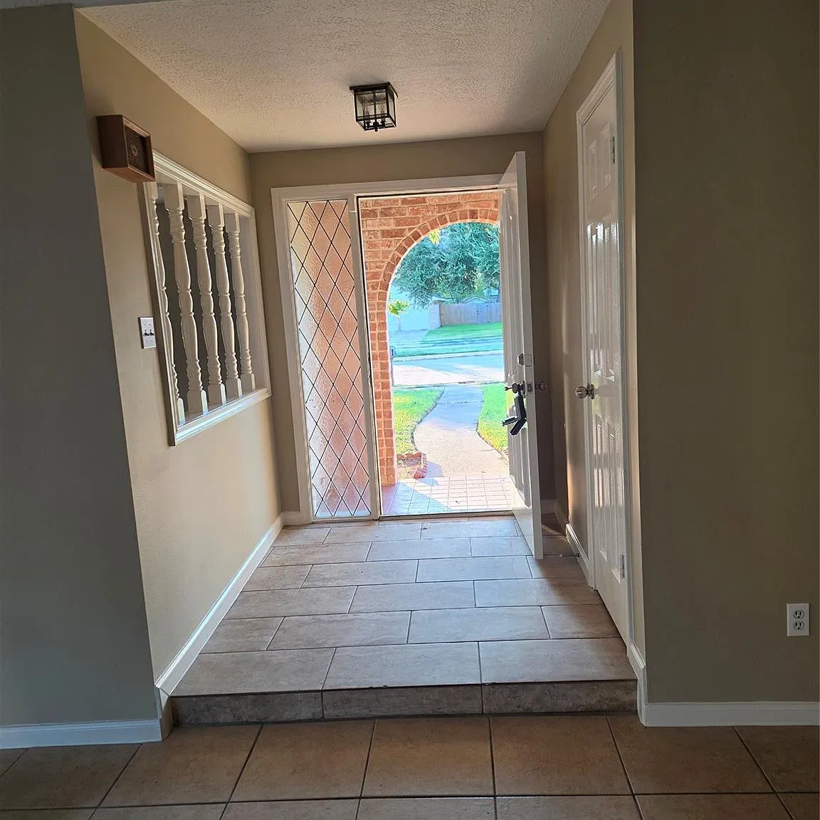 3 bed, 2.0 bath, 2020 sqft, $2,000 — Photo 3