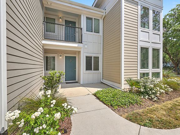 3rd image of 271 Alexandra Dr Unit 6