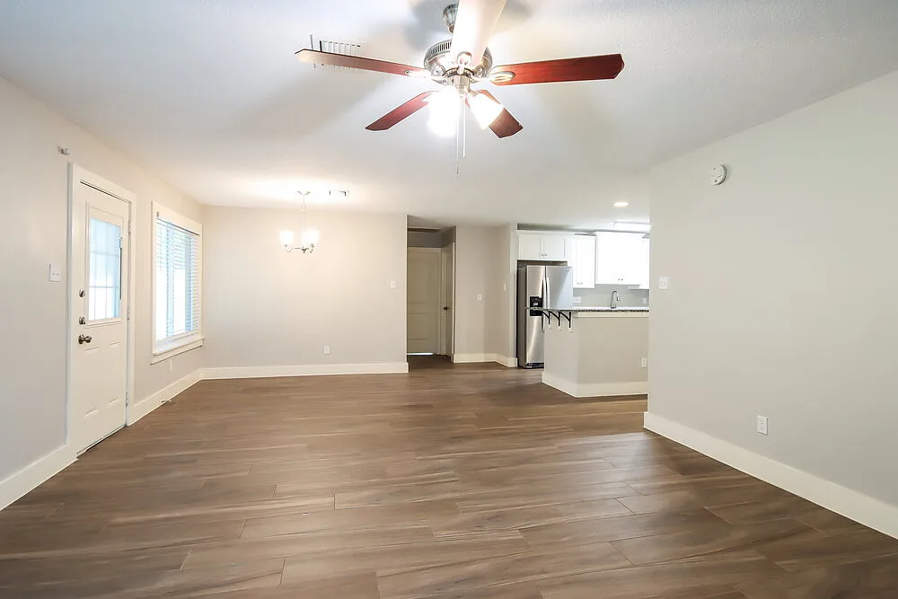 3 bed, 2.0 bath, 1906 sqft, $2,170 — Photo 3
