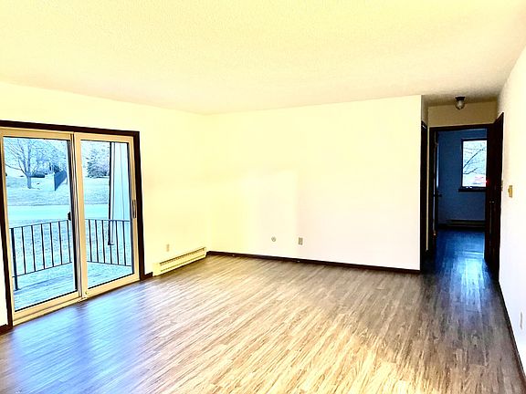3rd image of 940 Stratford Dr E APT 5