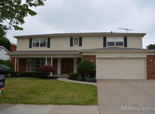 722 Briarcliff Dr, Grosse Pointe Woods, MI 48236