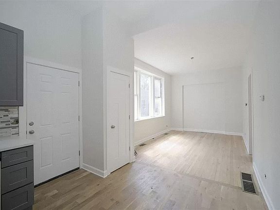 2nd image of 2911 W Belmont Ave #1