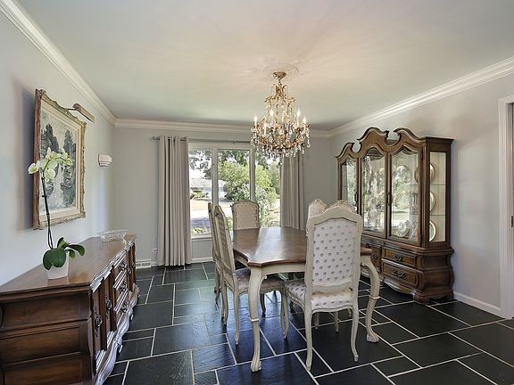 4th image of 400 Chapel Hill Ln
