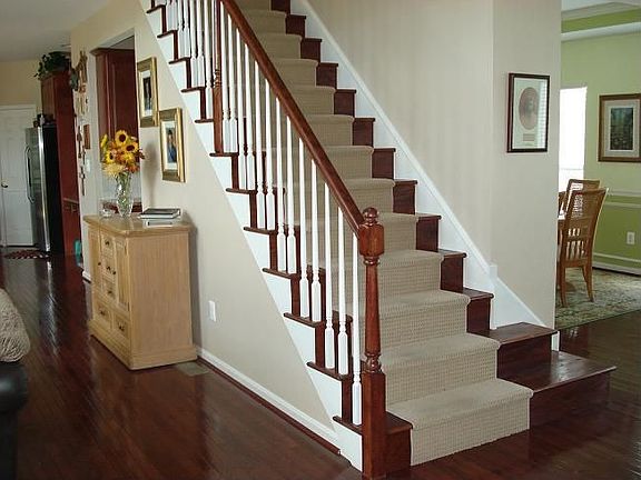Gracious 2 Sty Foyer/Hardwoods!