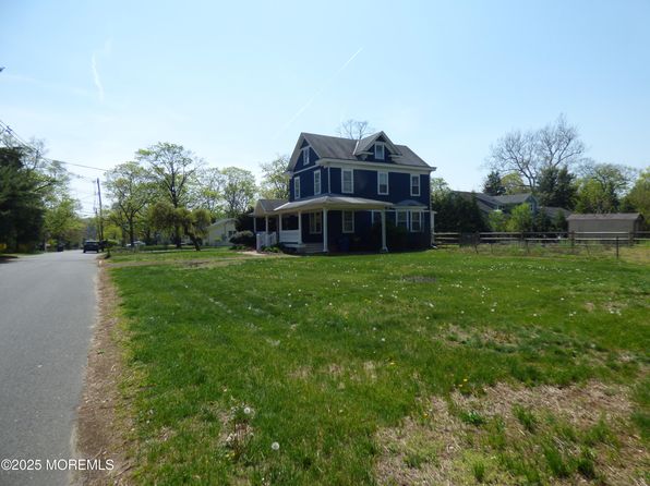 111 Lakeside Avenue, Navesink, NJ 07752