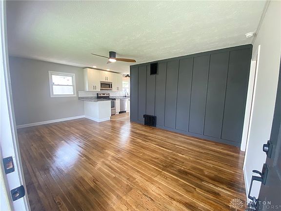 3rd image of 1109 S Circle Dr