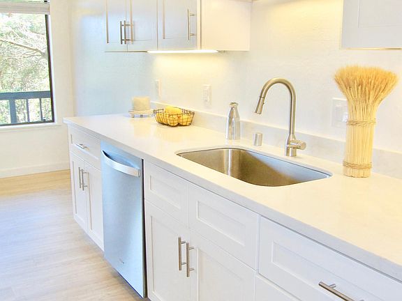 3rd image of 1325 Mar West St #2