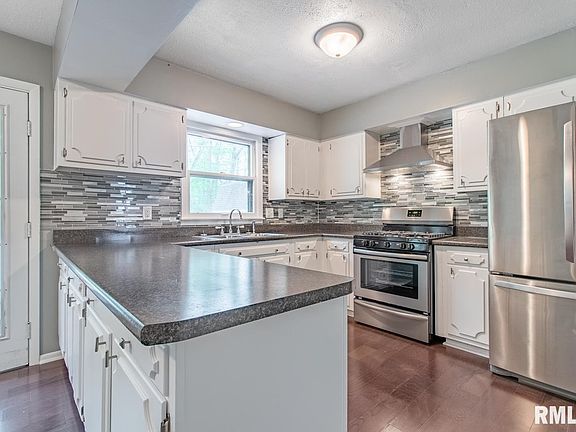 3rd image of 3010 W Brookside Dr