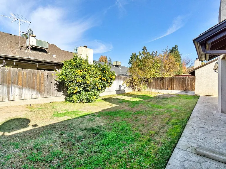 1050 E Fallbrook Ave — Photo 20