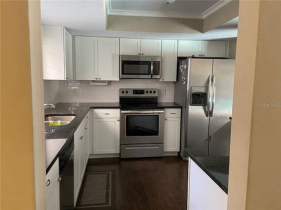 5th image of 215 Earl St