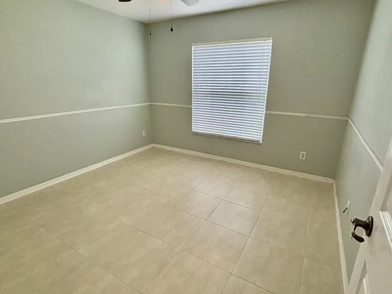 1405 Trafalgar Pkwy — Photo 63