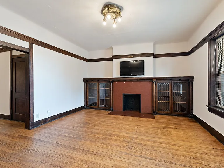 2335 W Wisconsin Ave — Photo 4