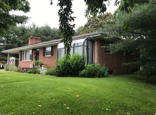 1533 W Wensley Dr, Mount Airy, NC 27030