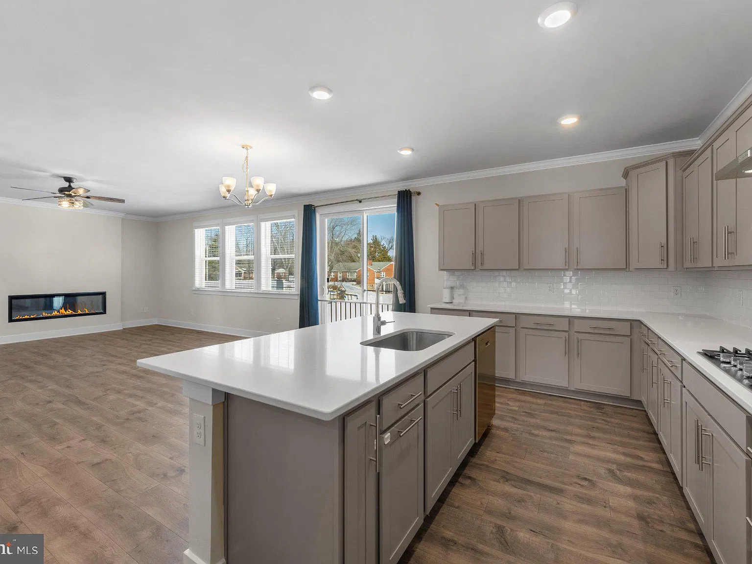 5 bed, 4.0 bath, 4357 sqft, $5,490 — Photo 3