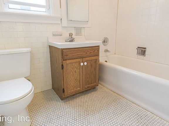 4th image of 5811 Mission St APT 05