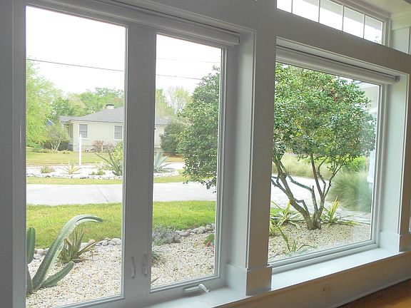4th image of 804 ALHAMBRA Drive S