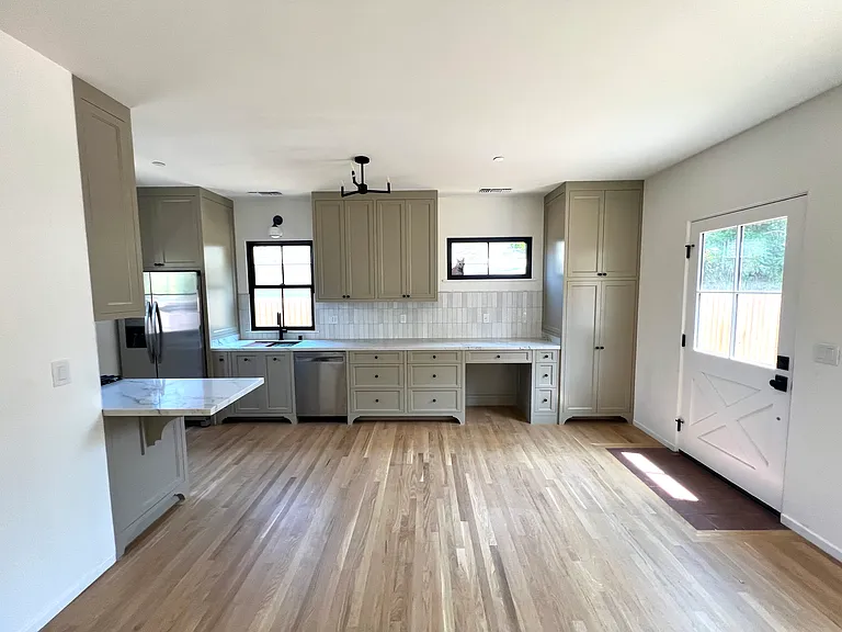 1964 Addison Way — Photo 8