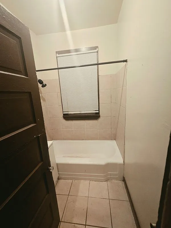 3 bed, 1.0 bath, 1099 sqft, $1,200 — Photo 4