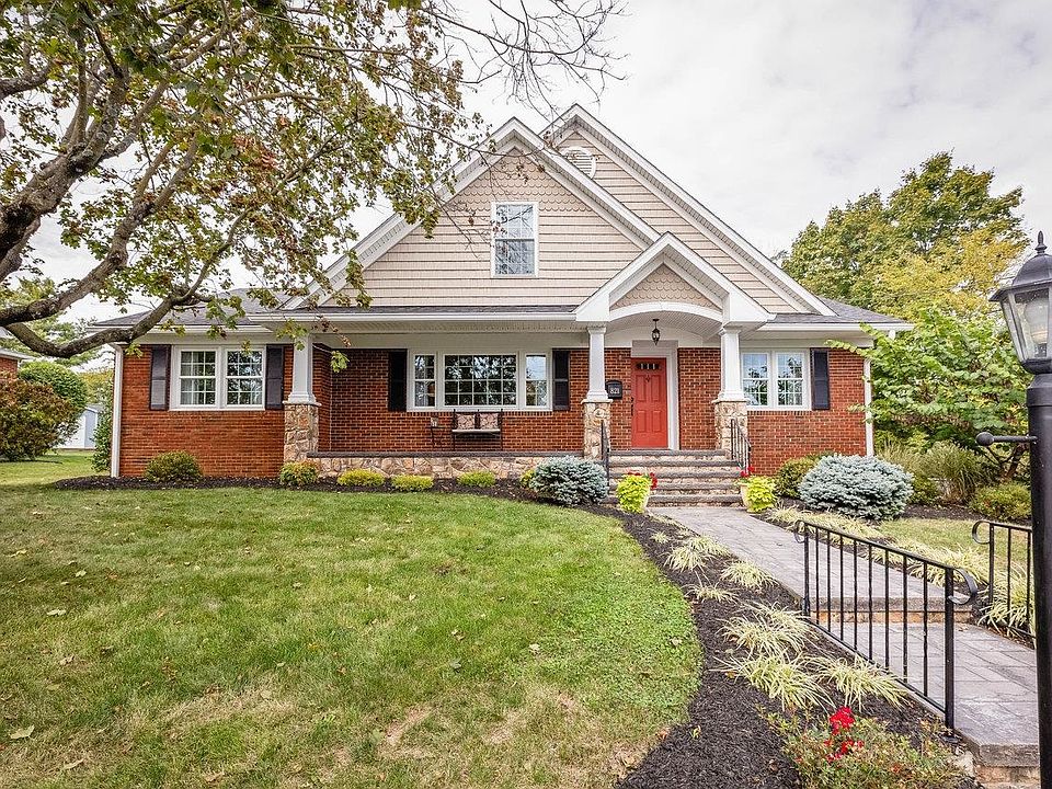 1st image of 821 S Dogwood Dr