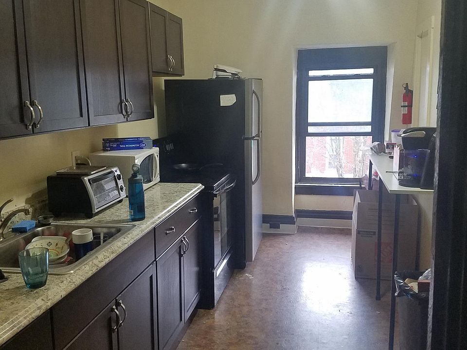 Third Floor Kitchen. New Cabinets & Appliances!
