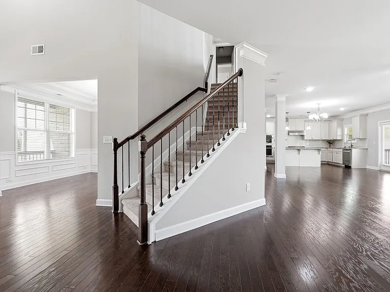 304 Cochin Dr — Photo 3