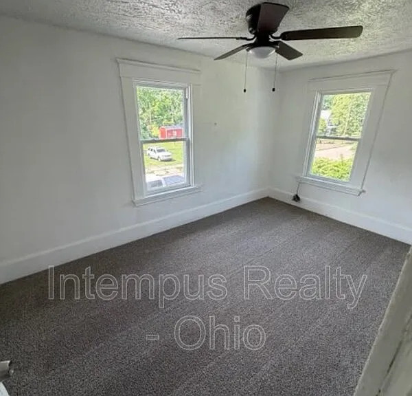 550 W Myrtle Ave — Photo 4