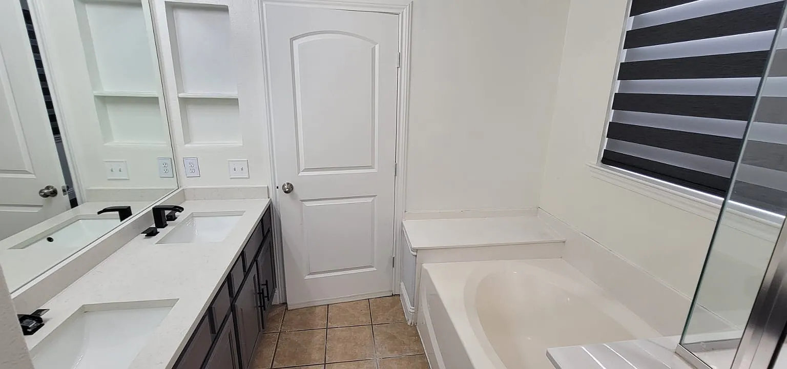 3 bed, 2.5 bath, 2036 sqft, $2,595 — Photo 2