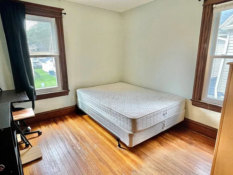 244 Barton St — Photo 9
