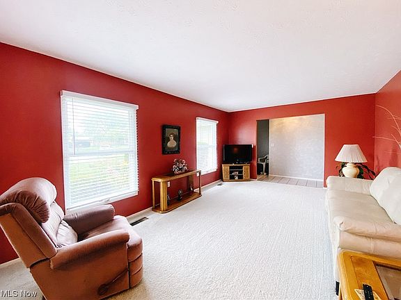 2nd image of 104 Duxbury Ln