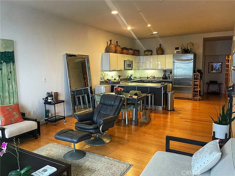 801 S Grand Ave — Photo 16