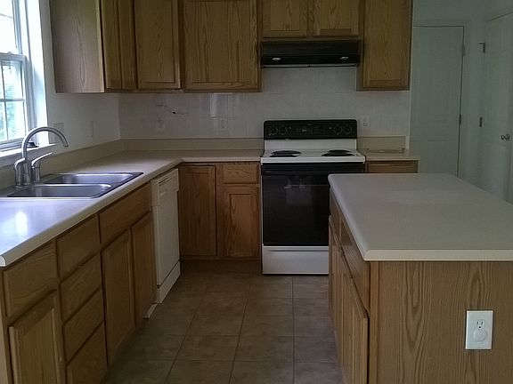 4th image of 16336 Selby Cir