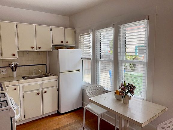 2nd image of 223 1/2 California Ave #223-1/2
