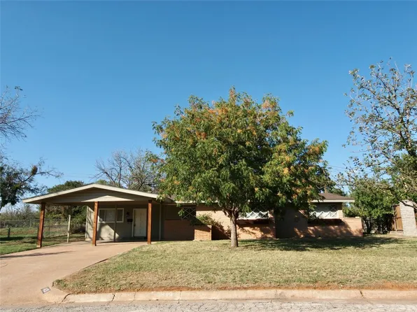 1425 Rolling Hills Dr, Graham, TX 76450