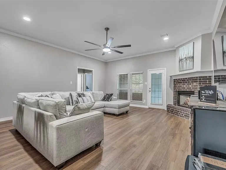 903 Whitewing Ln — Photo 3