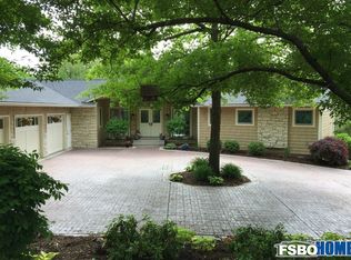 27 Briarwood Ln, Bettendorf, IA 52722