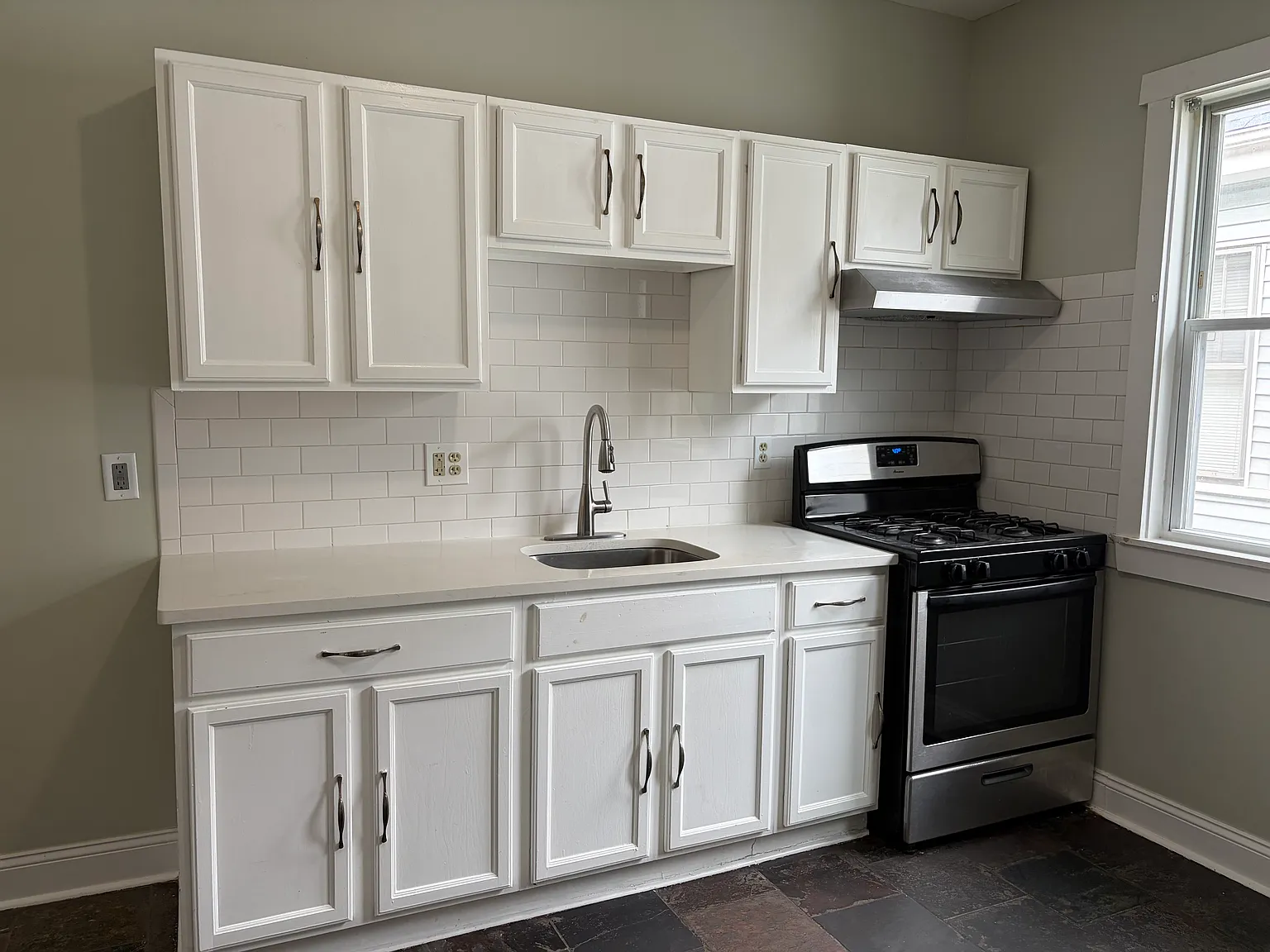 4 bed, 1100 sqft, $3,600 — Photo 2