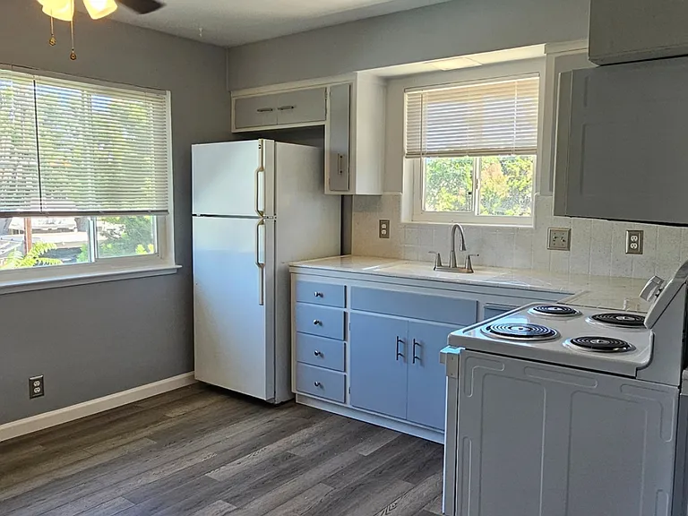 171 Warren Dr — Photo 2