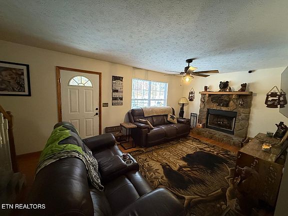 5th image of 77 Fawn Ln