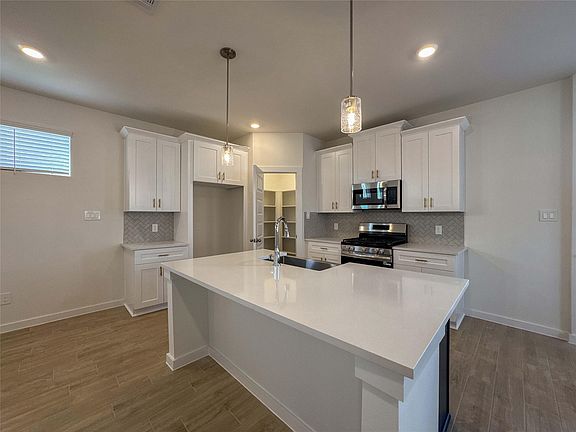 5th image of 1115 Santee Ct