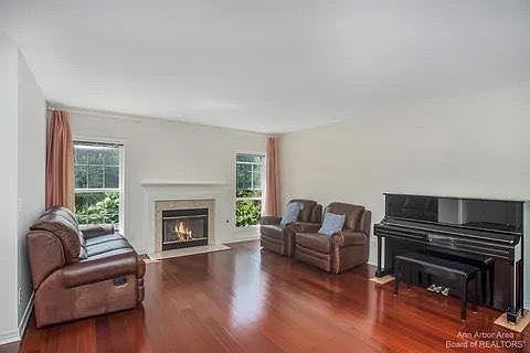 2nd image of 3372 Endsleigh Ln