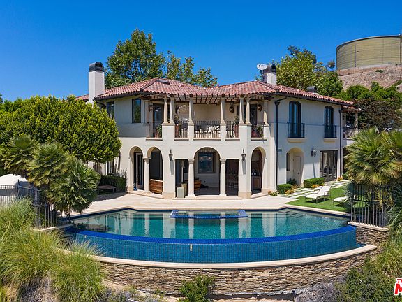 4th image of 3053 N Beverly Glen Cir