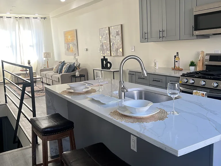 2407 W Seybert St — Photo 2
