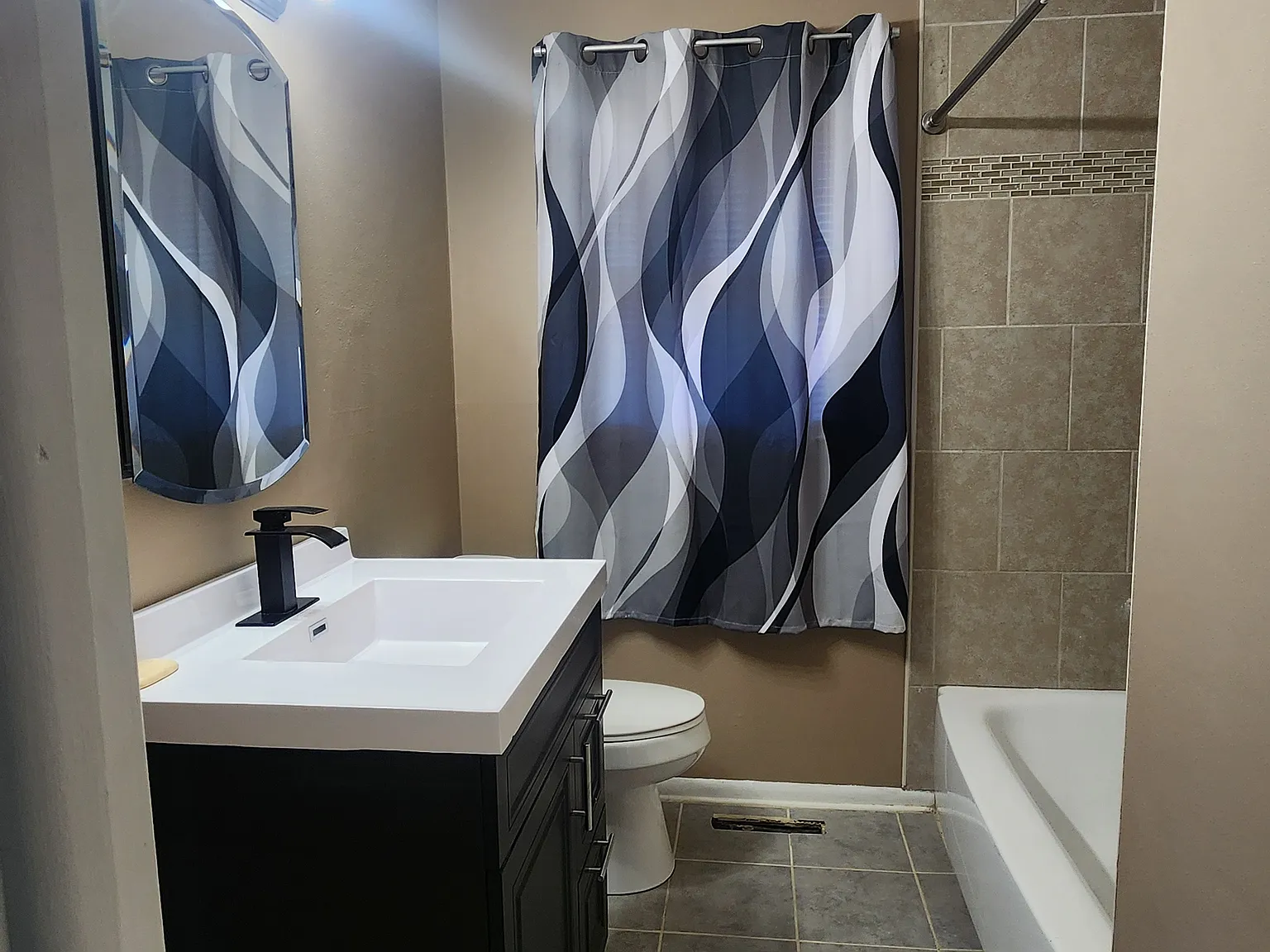2 bed, 715 sqft, $1,200 — Photo 4