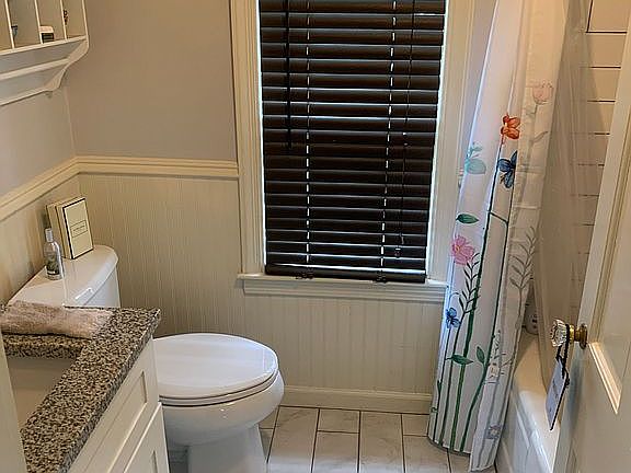 Second floor full bath 