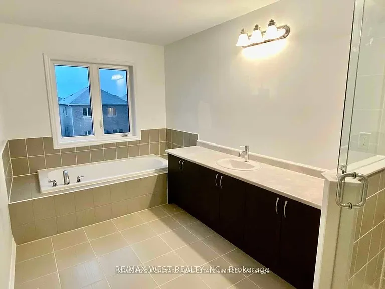 256 Ridley Cres — Photo 5