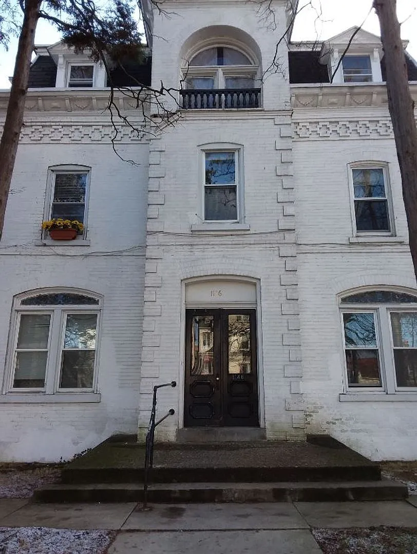 Walnut 1142-1146 W — Photo 1