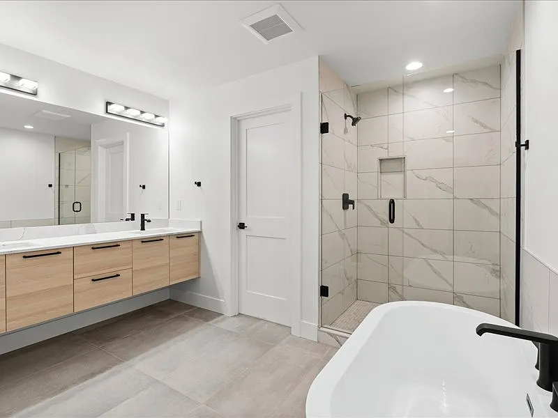 5 bed, 2224 sqft, $4,895 — Photo 1